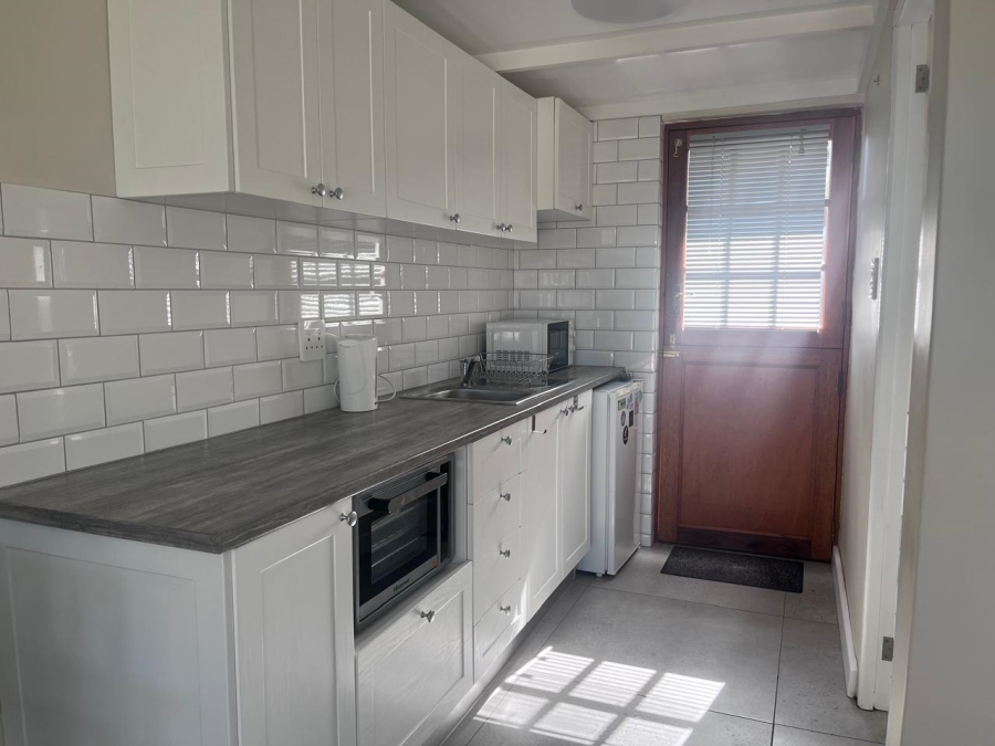 To Let 1 Bedroom Property for Rent in Pinelands Western Cape